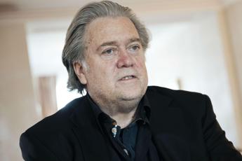 Steve Bannon va in prigione, l’ex guru di Trump: “Sono prigioniero politico di Biden”