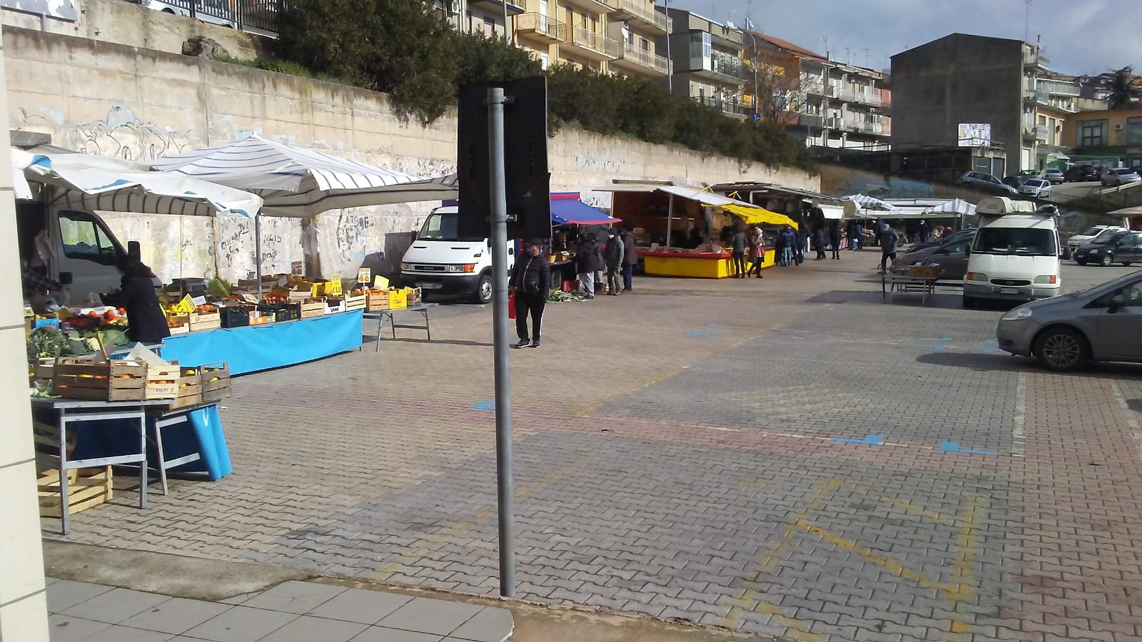 Mussomeli, mercato settimanale quasi disertato. In pochi nel piazzale Mongibello