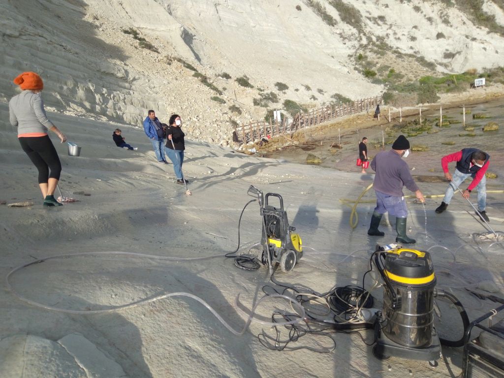 Scala dei Turchi deturpata, Musumeci: “Gara di civismo, eliminate le macchie”