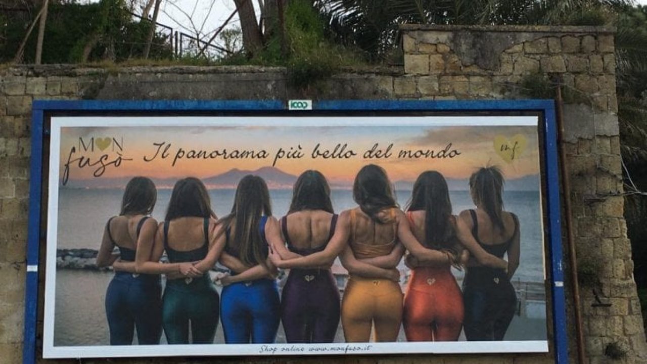 Napoli, Il panorama più bello del mondo: ma il manifesto pubblicitario  mostra il lato B delle ragazze e non il Golfo, è polemica