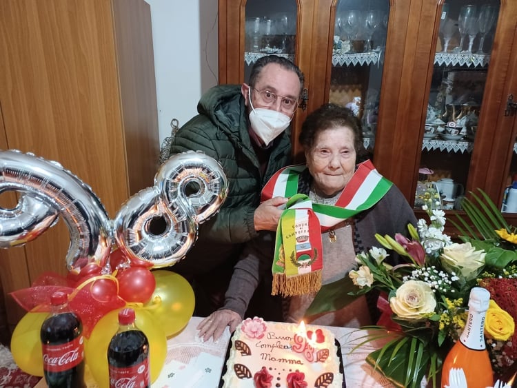 Campofranco, nonna Angela: 98 anni tra Covid, caro bollette, guerre e …pollo