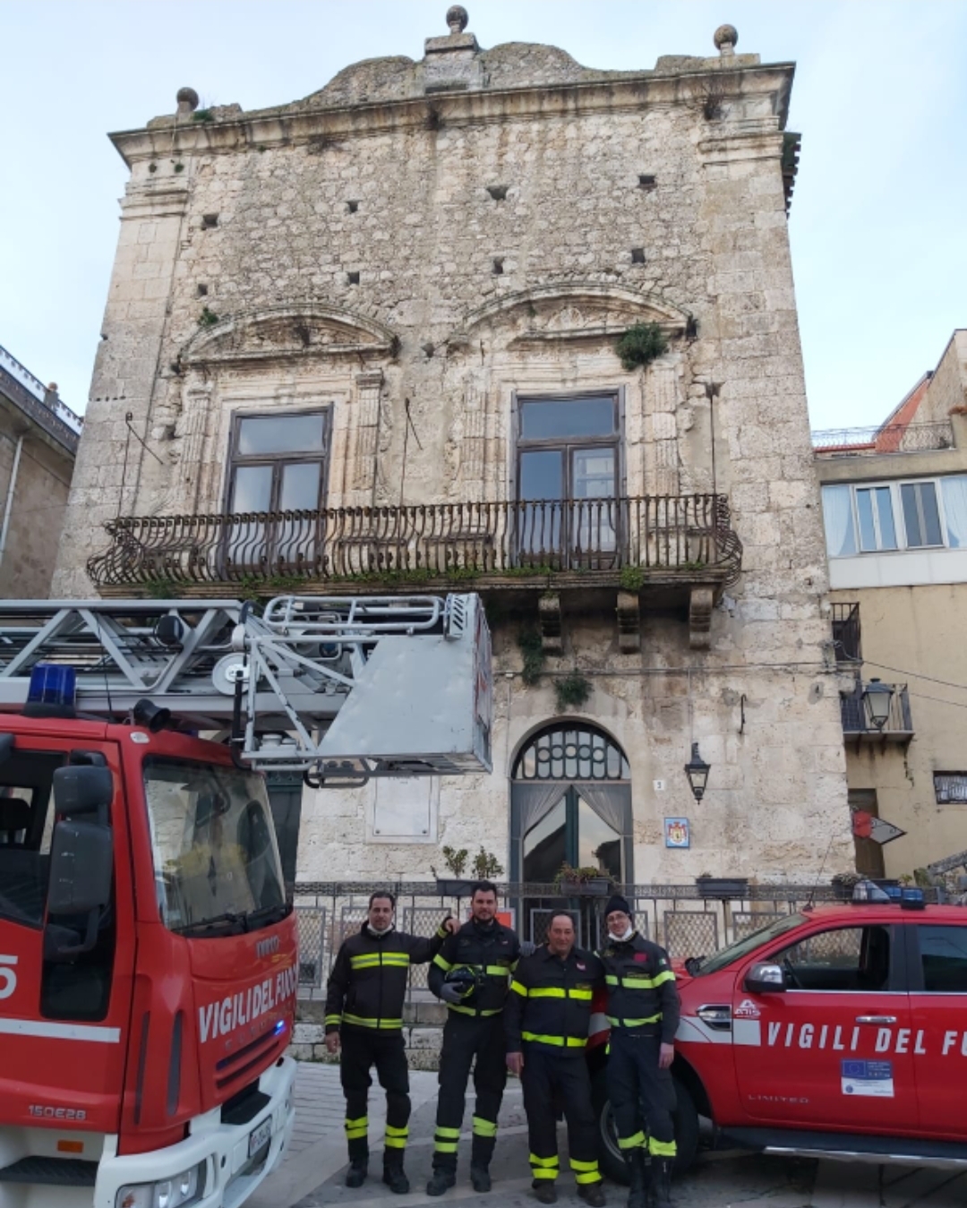 Mussomeli, Calcinacci in Via Trabia.Intervengono Vigili del Fuoco