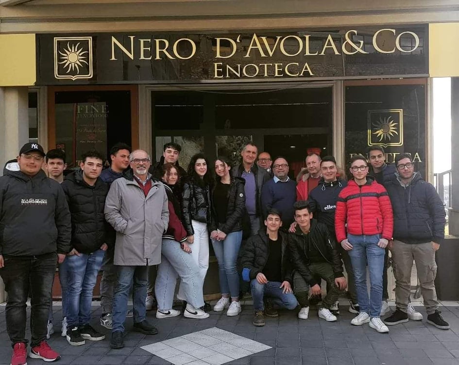 San Cataldo. Degustazione di vini all’enoteca “Nero d’Avola” per alunni e docenti di “Viticoltura ed Enologia” dell’Istituto Tecnico Agrario “Di Rocco”