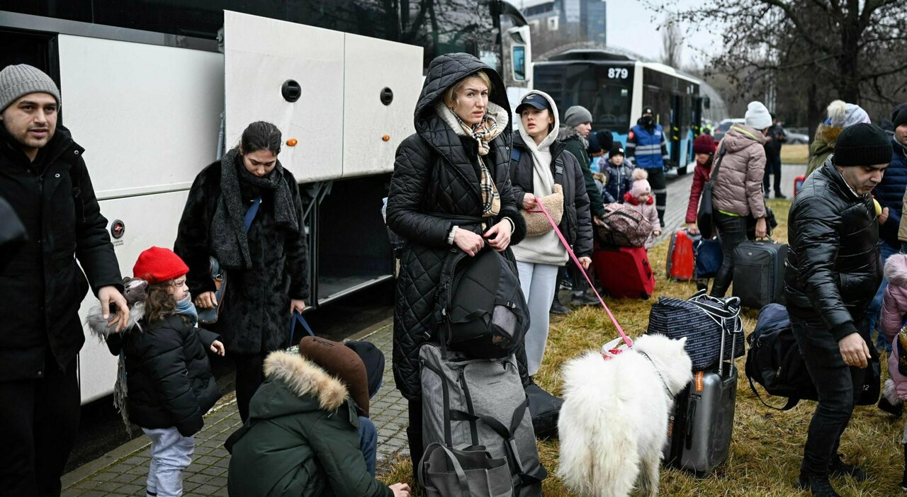 Guerra in Ucraina: spari contro gli autobus che stavano evacuando bambini da Mariupol