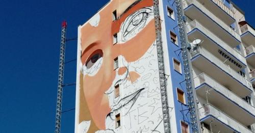 Caltanissetta, murales “fiorisce” tra i palazzi della città