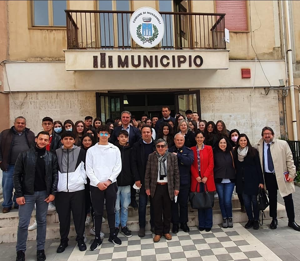 I ragazzi  dell’Hodierna di Mussomeli a tutto campo incontrano le Istituzioni