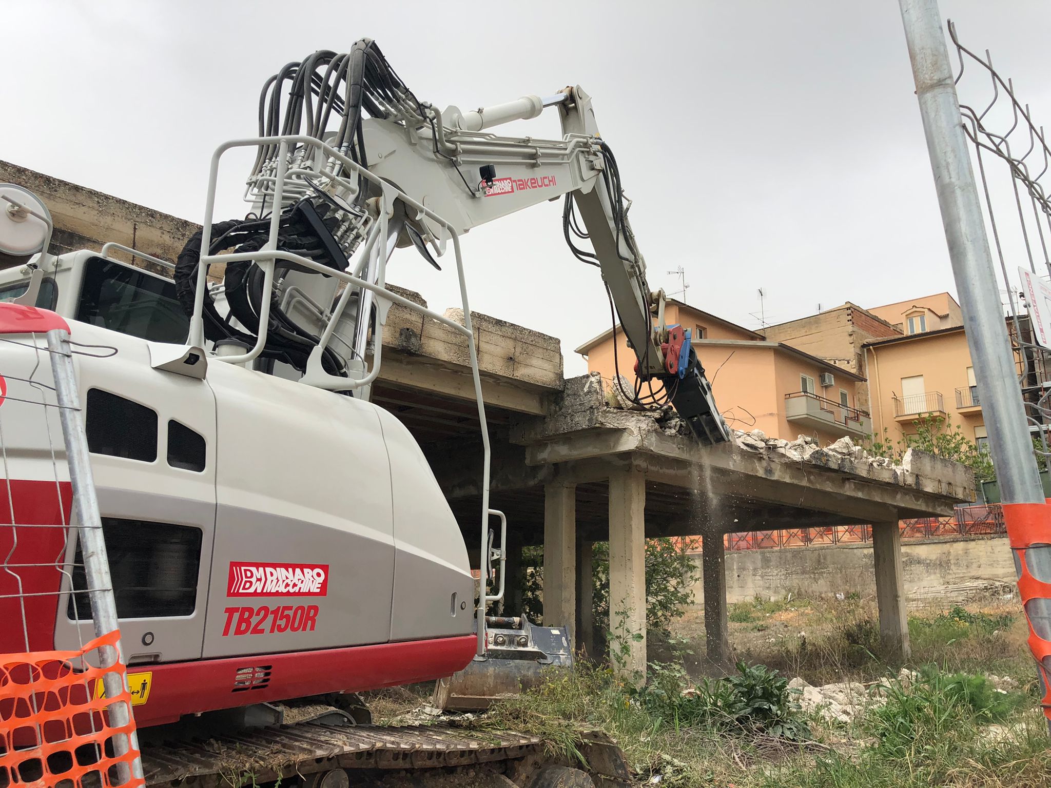 Rigenerazione urbana, Regione demolisce scuola incompiuta di Camporeale. Falcone: «Risaniamo le ferite al territorio»