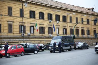 Dolci alla bimba vicina di casa, poi le molestie: arrestato 40enne a Roma