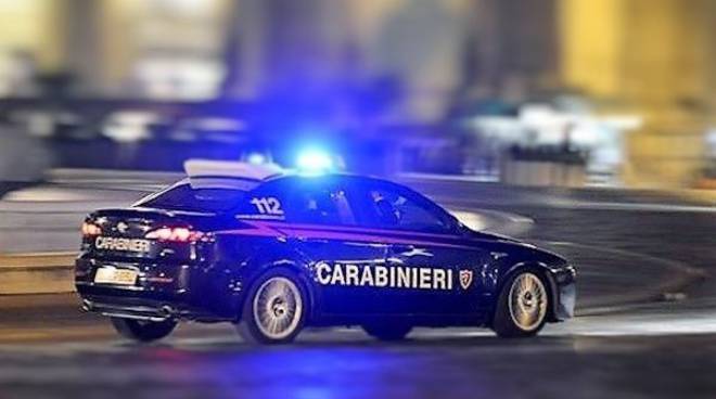 Perseguita per anni due vicini di casa: arrestata dai carabinieri