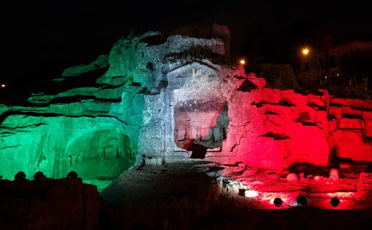 Sicilia, Siracusa: tomba di Archimede illuminata con colori bandiera italiana