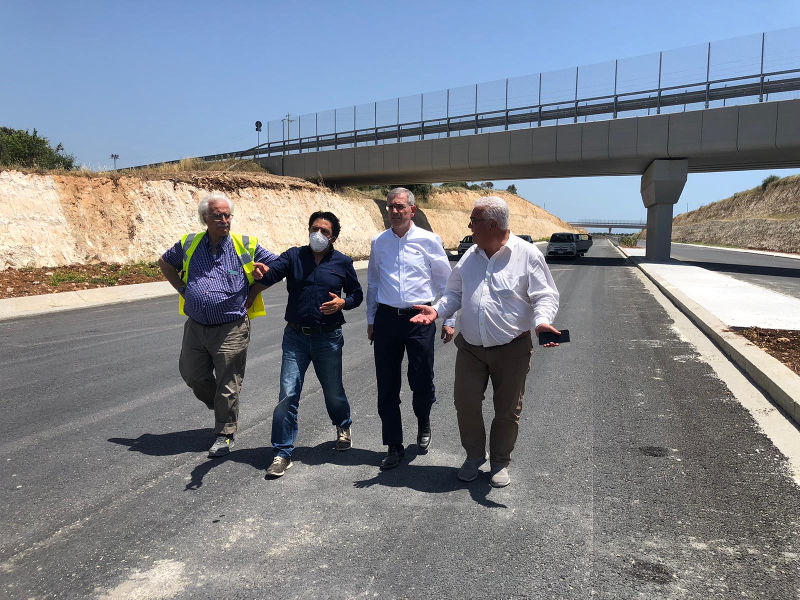 Autostrada Siracusa-Gela, l’assessore Falcone visita il cantiere del lotto Ispica-Modica: «Lavori regolari e pagamenti garantiti»