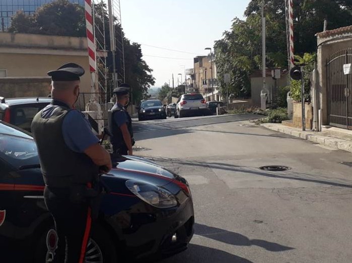 Diciottenne non si ferma all’alt dei carabinieri e investe militare con lo scooter: gravi le condizioni di entrambi