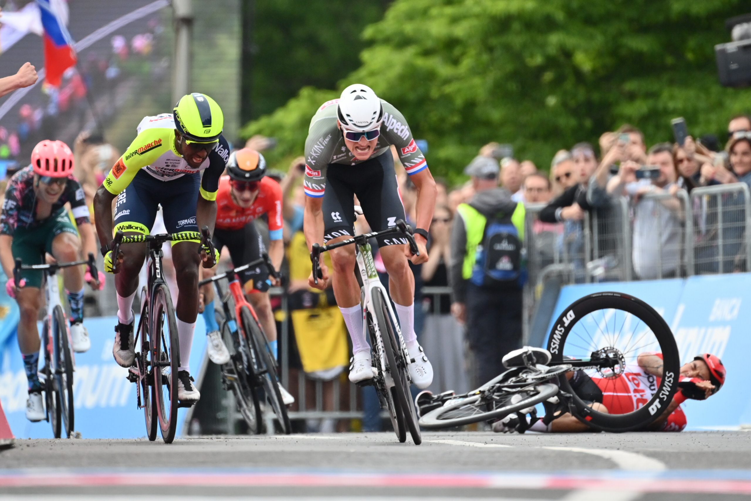 Mathieu Van der Poel vince la prima tappa del Giro d’Italia ed è la prima Maglia Rosa