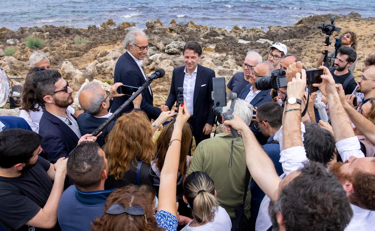 Palermo, Conte a Sferracavallo: selfie, strette di mano e pranzo a base di pesce