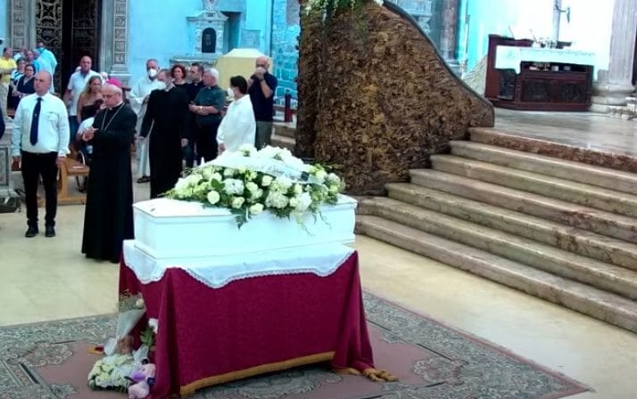 Cattedrale gremita, arrivata la bara bianca della piccola Elena accolta da uno struggente e lungo applauso