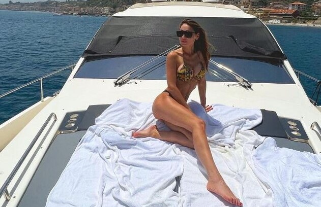 Anna Tatangelo a Taormina, bikini spettacolare in barca: web in … tilt