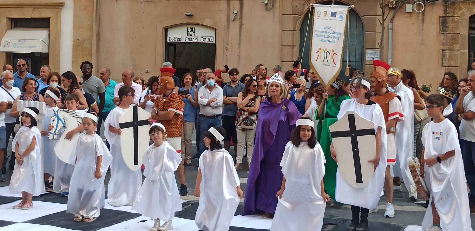 Caltanissetta, al Torneo di Scacchi viventi del King una regina d’eccezione