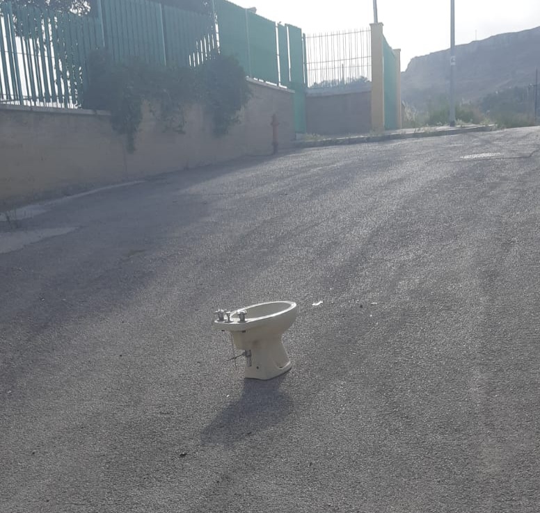 Caltanissetta: bidet abbandonato per strada vicino l’asilo del villaggio Santa Barbara