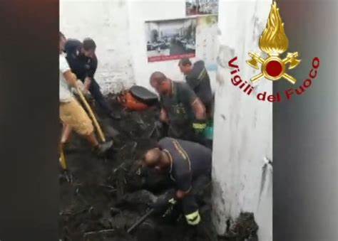 Devastata dal maltempo isola di Stromboli: ingenti danni, vigili del fuoco al lavoro