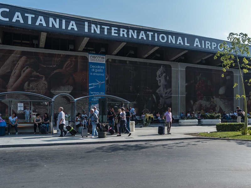 Aeroporto Catania. Ruba portafoglio, prende i soldi e finge di ritrovarlo vuoto: scoperta visionando video di sicurezza