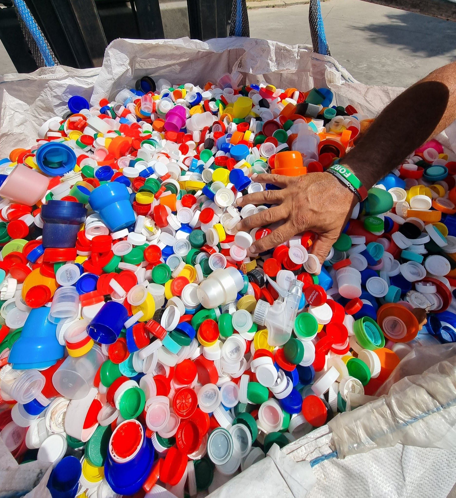 San Cataldo. Raccolti dall’Associazione “Un Gesto per un Sorriso” 420 kg di tappi dalla cui vendita sarà possibile acquistare generi di prima necessità per i bisognosi