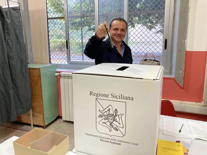 Elezioni, il candidato alle Regionali Cateno De Luca ha votato a Fiumedinisi