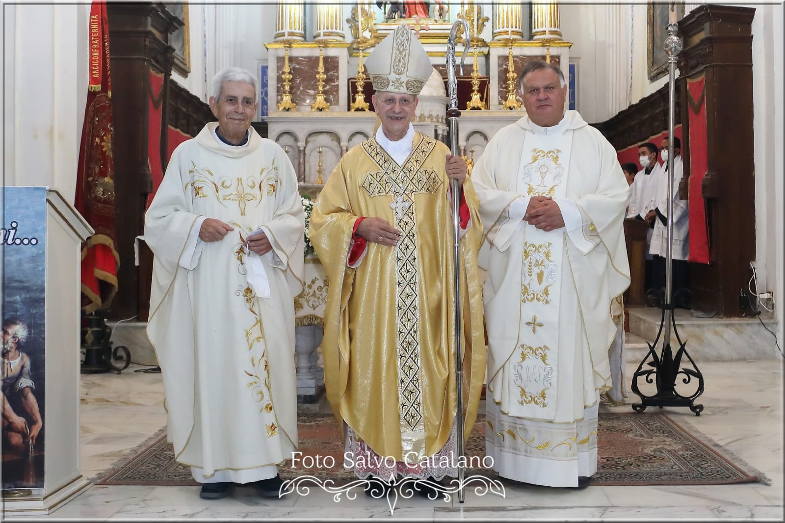 Mussomeli, insediato l’arciprete Padre Achille Lomanto. Casula della comunità parrocchiale al nuovo Parroco