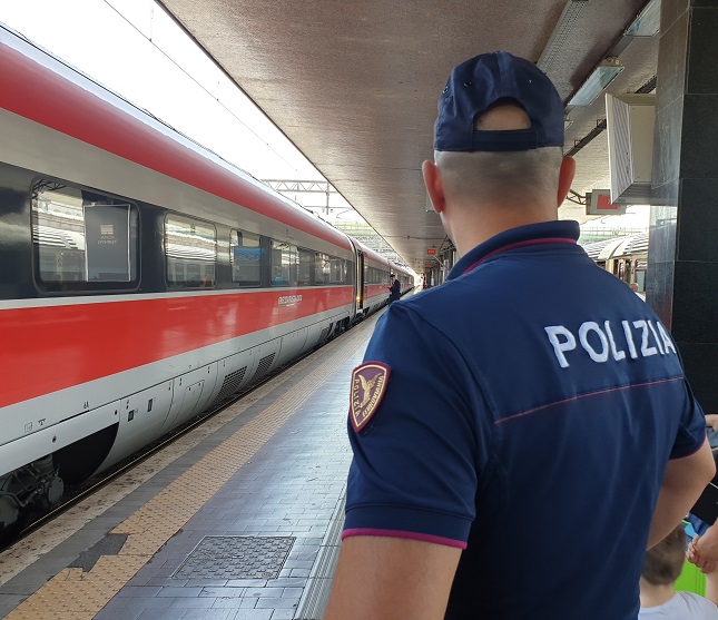 Disavventura a lieto fine per due turisti: gli rubano lo zaino, ma la Polizia ferroviaria lo ritrova poco dopo e arresta gli autori del furto