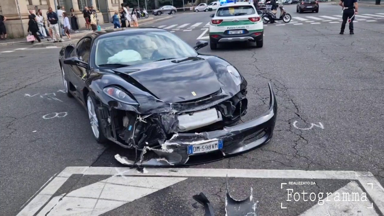 Milano, inseguimento dei vigili urbani finisce contro… una Ferrari