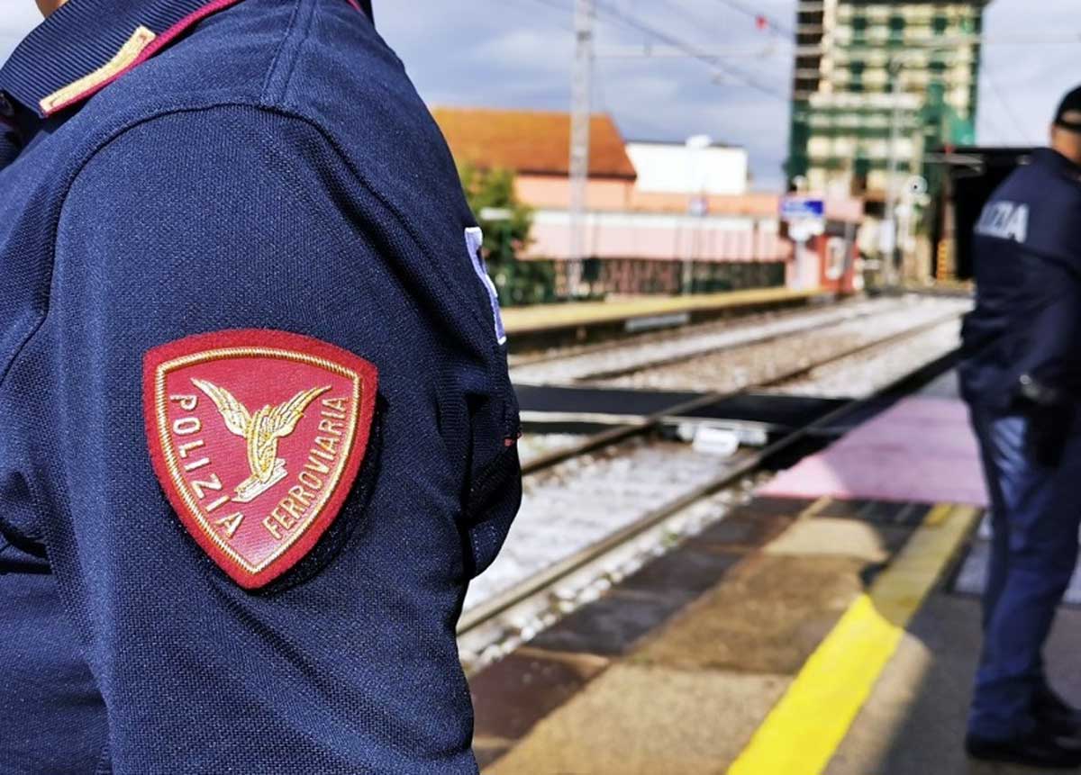 Partorisce in strada aiutata da due agenti della Polfer