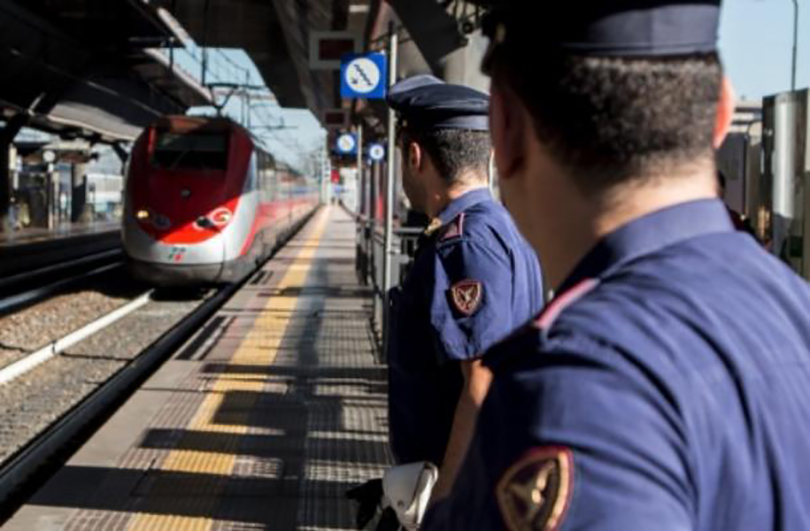 Si presenta negli uffici della Polizia per farsi riconsegnare documenti che aveva smarrito, ma doveva scontare pena. Arrestato