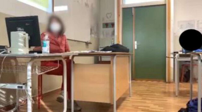 Italia. Rovigo, studenti sparano con una pistola ad aria compressa alla prof in classe