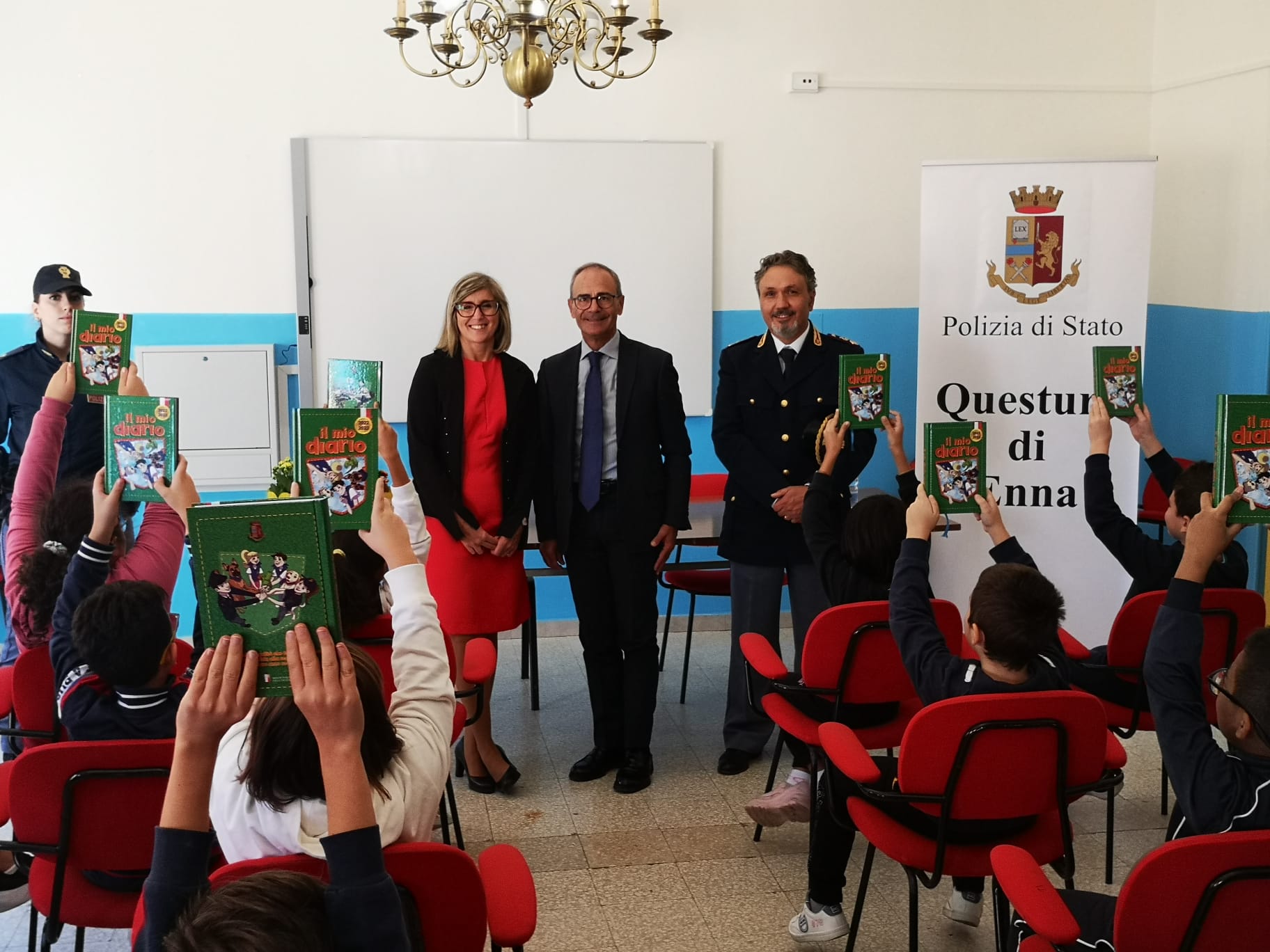 La Polizia di Stato consegna agenda scolastica “Il Mio Diario” ai bambini delle 4^ classi delle scuole della provincia di Enna