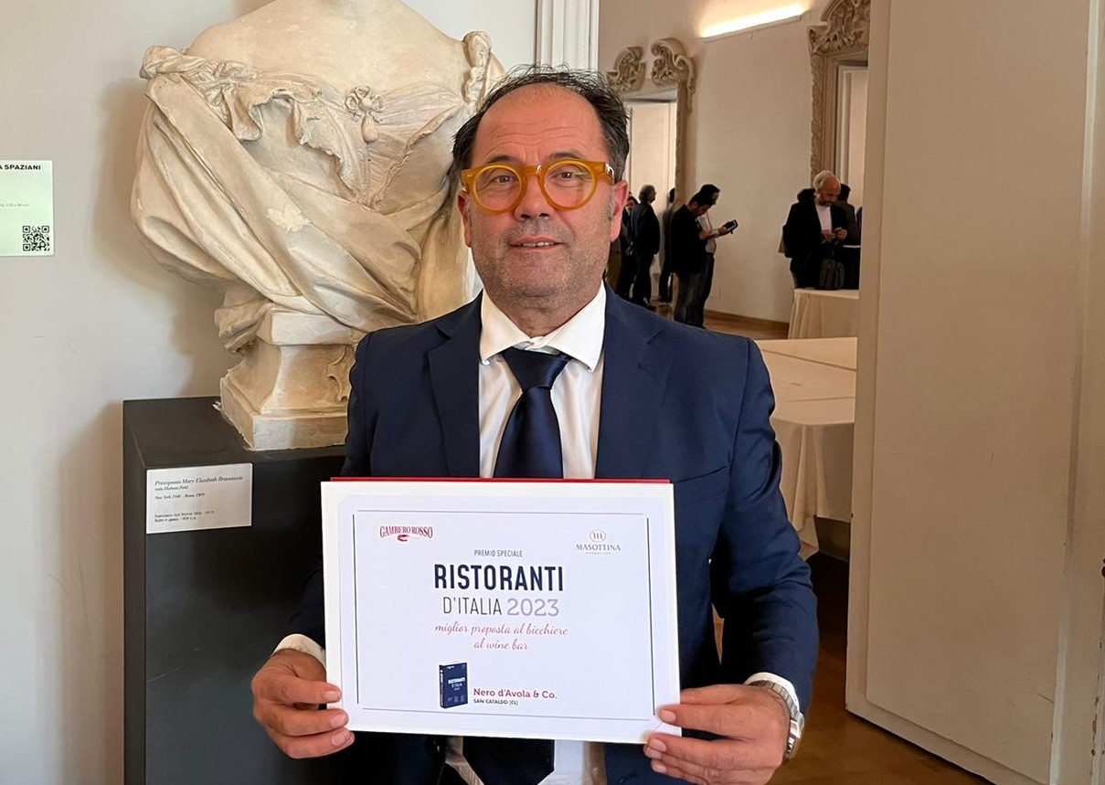 “Miglior proposta al bicchiere al wine bar”, la guida di Gambero Rosso premia l’enoteca di Michele Bonfanti