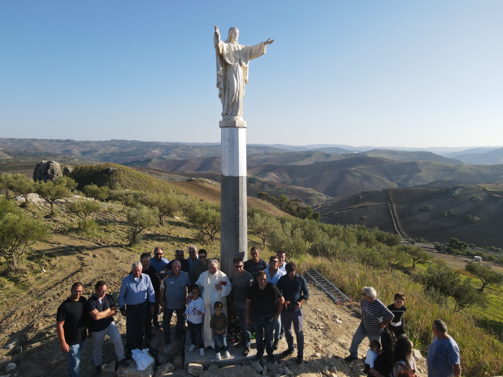 Mussomeli, in contrada Sampria sulla collina domina la statua accogliente del Cristo Redentore. Benedizione del parroco don Liborio Franzù.