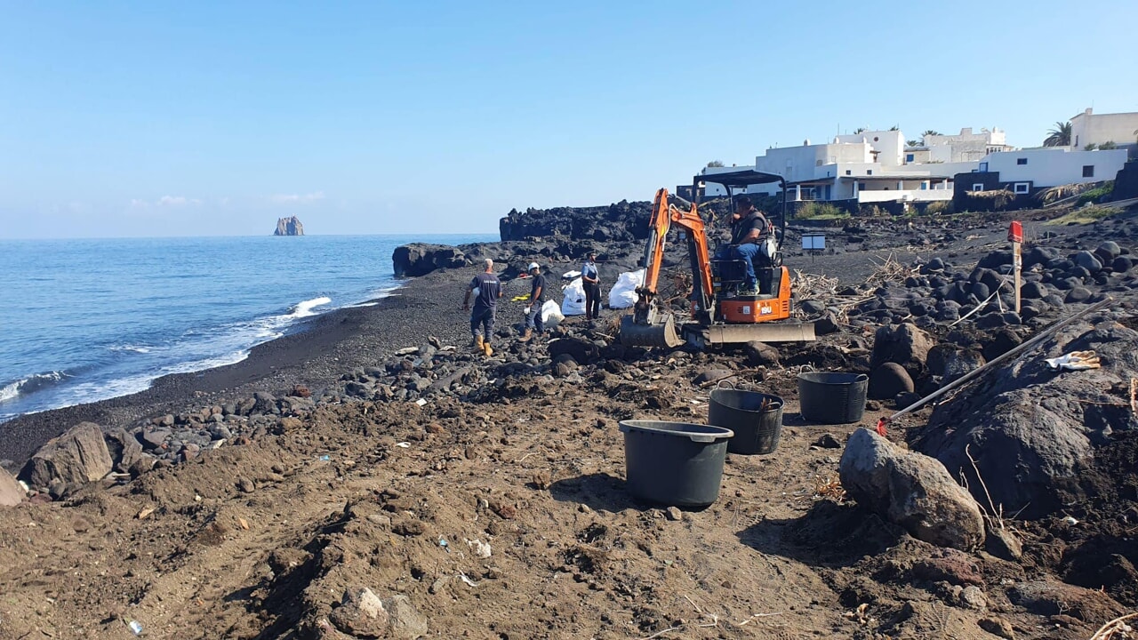 Sicilia. Stromboli, bonificata la “spiaggia lunga”: eliminati detriti e rifiuti speciali