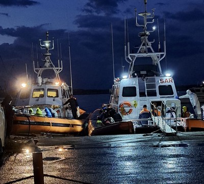 Sicilia, sbarco di migranti sbarco sotto la pioggia: “nessuna criticità sanitaria”