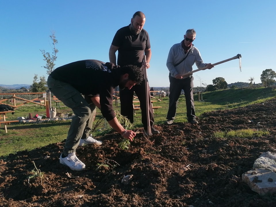 San Cataldo. Tanto ammirevole volontariato dagli amici del Parco urbano “Achille Carusi” nei piccoli lavori di manutenzione