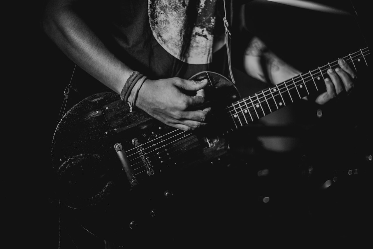 Damiano dei Maneskin ferma un concerto per soccorrere un fan che si sente male