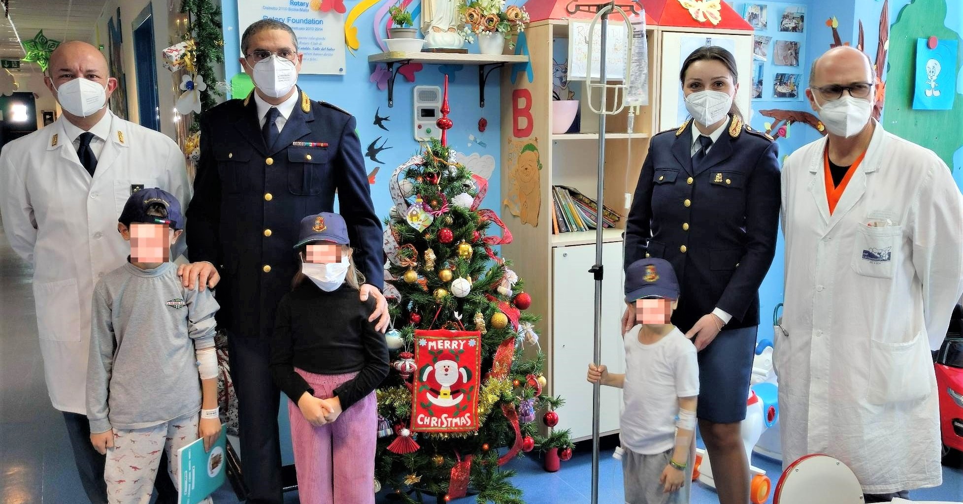 Caltanissetta. “Missione speciale” della Polizia al Sant’Elia per portare sorrisi e regali ai bimbi di Pediatria