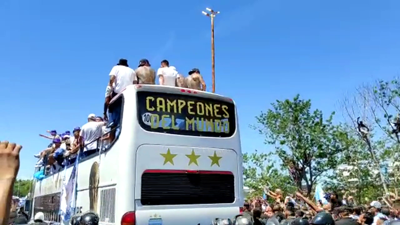 Tifosi argentini in delirio al passaggio del pullman della Seleccion