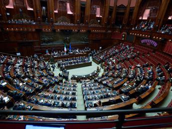 Berlusconi, attacco M5S durante commemorazione: Forza Italia lascia Aula