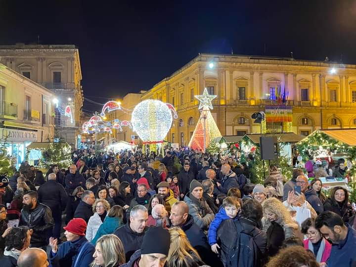 Caltanissetta ha inaugurato “la piazza del Natale” con luci colorate e un musical per bambini