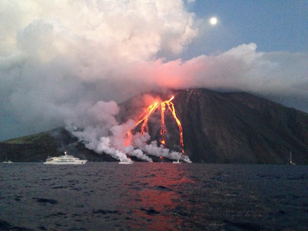 Sicilia, frane di lava a Stromboli: tsunami di oltre un metro e mezzo