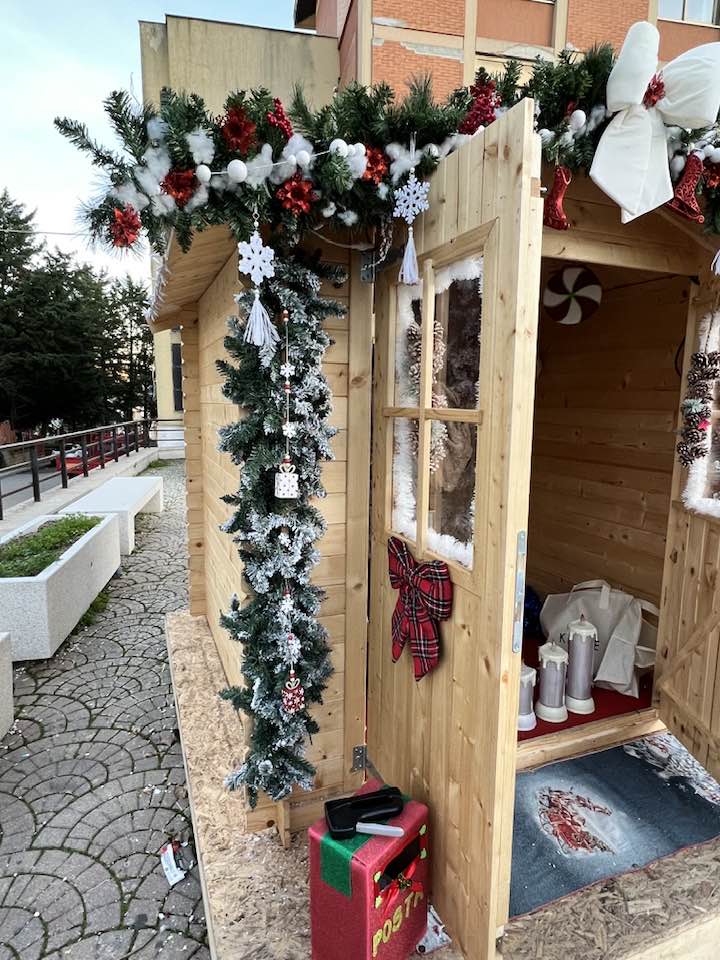 San Cataldo. Vandalizzata casa di Babbo Natale, ma gli amministratori la fanno tornare   funzionale a tempo record