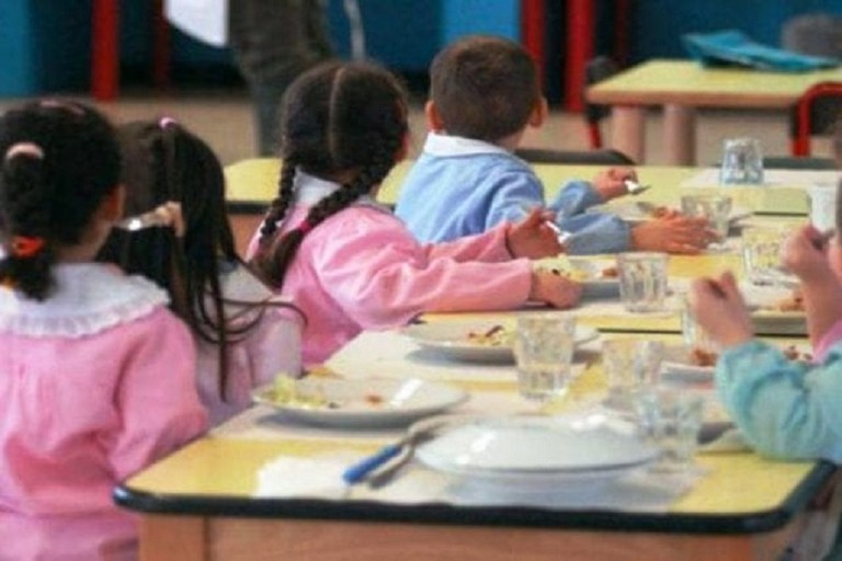 Pomodorini a scuola per merenda: 132 bimbi accusano malori