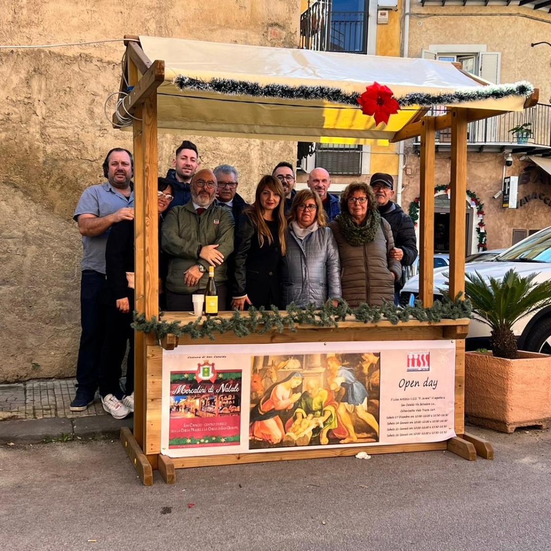 San Cataldo, Comparato e Guttilla: gli studenti dello “Juvara” impreziosiscono le casette dei mercatini di Natale con 15 splendidi manifesti