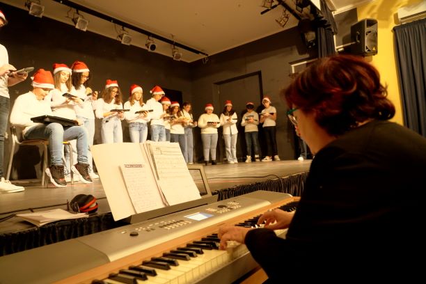 Caltanissetta. Coro e balli alla scuola media “Verga”