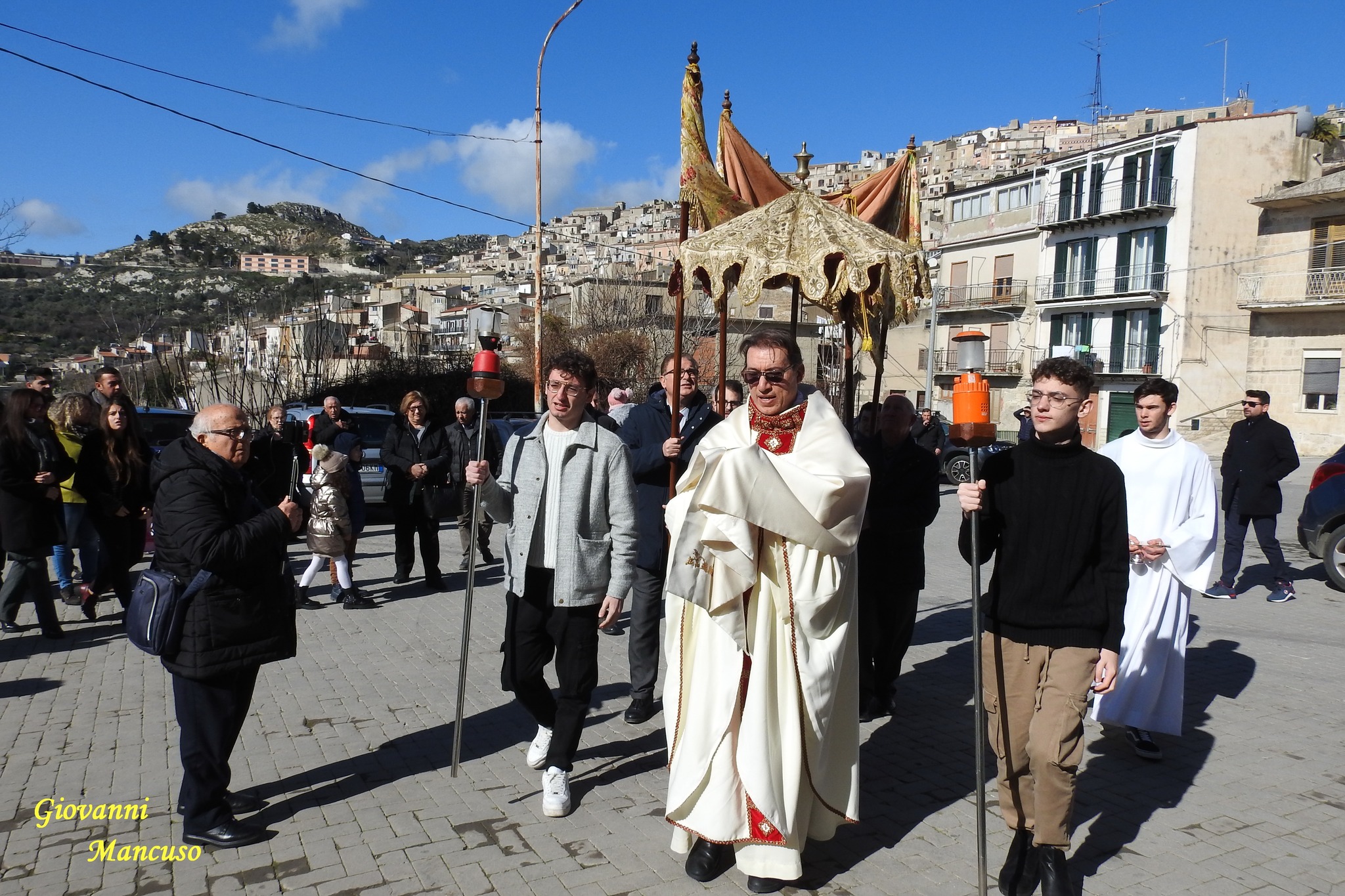 Mussomeli, “Santamariisi” davanti la chiesa  in attesa macchina del Parroco della “Trasfigurazione”col SS. Sacramento nella teca.  Baldacchino ed ombrello per il SS.Sacramento