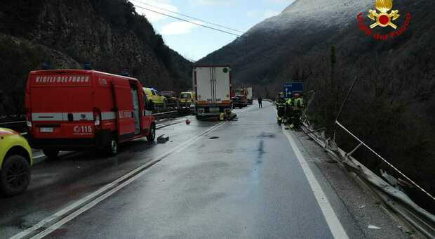 Tir contro guard rail: morto conducente di 22 anni sbalzato fuori dall’abitacolo e precipitato giù dal viadotto